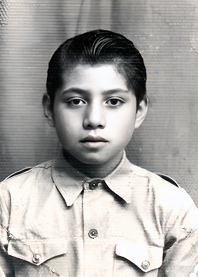 Retrato en blanco y negro de Gerardo Chávez cuando era niño, con el uniforme de su colegio