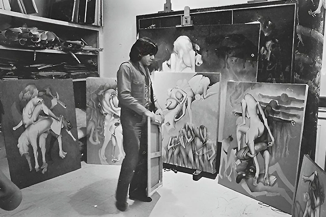Gerardo Chávez organisando unos cuadros en su taller en Paris