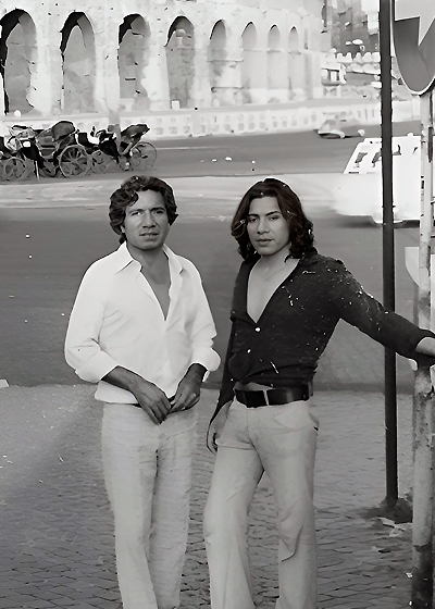 Gerardo Chávez junto con su hermano Angel Chávez frente al coliseo en Roma