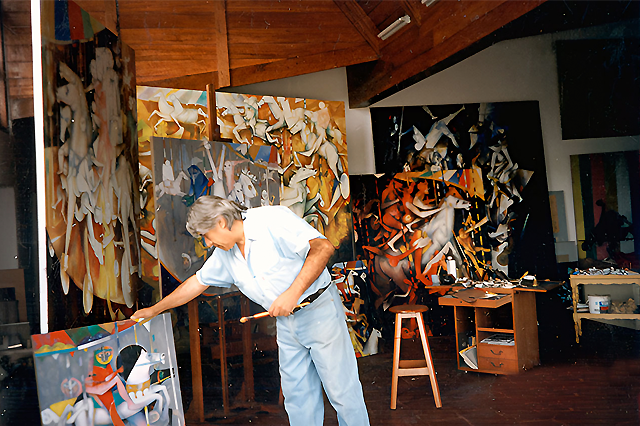 Gerardo Chávez pintando con acrilicos en su taller en San Isidro