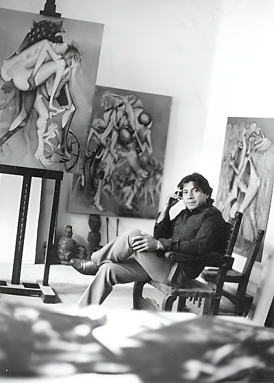 Gerardo Chávez frente a algunas de sus obras, en su taller de París años 70