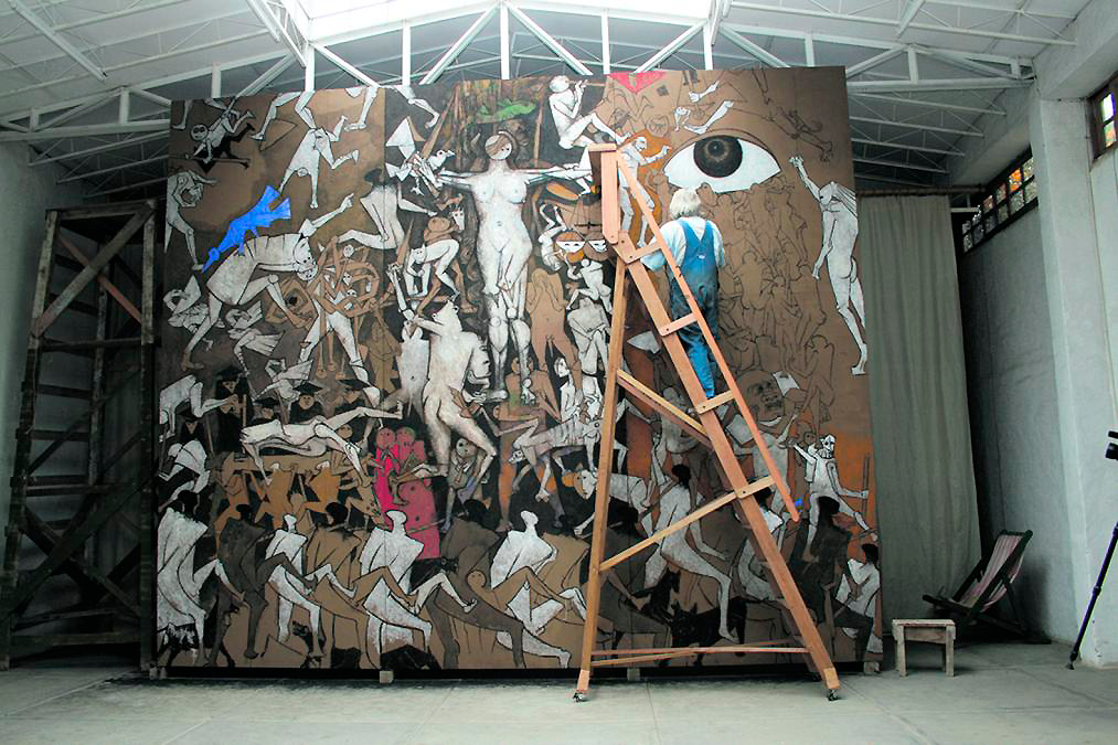 Gerardo Chávez, pintando sobre una escalera la famosa obra Elogio al mito (2011)