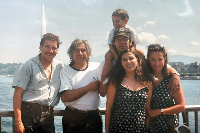 Gerardo Chávez riendo adelante de su famosa obra Zeus