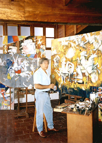 Gerardo Chávez pintando en su taller en Lima