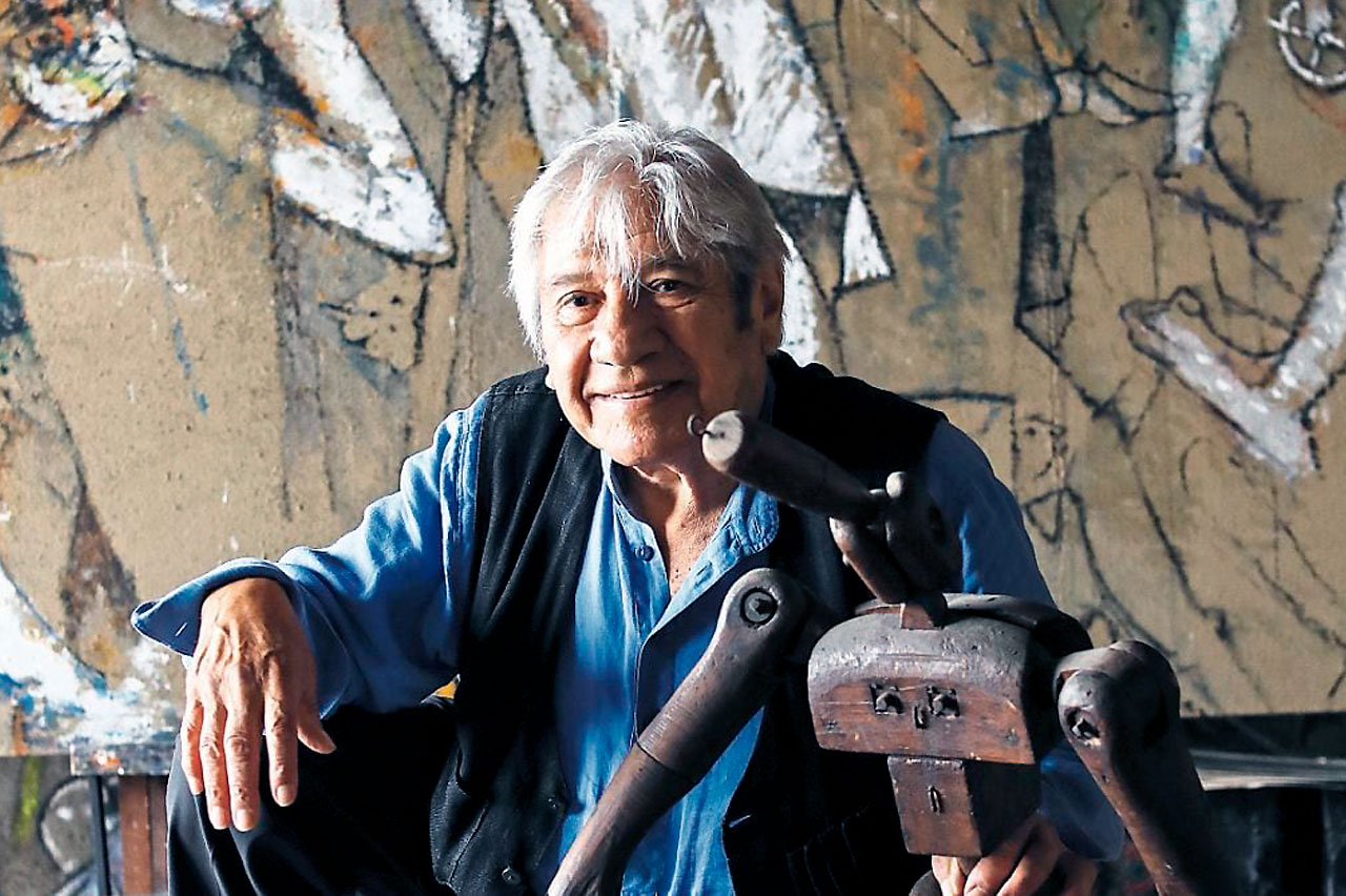 El maestro Gerardo Chávez junto a una de sus obras