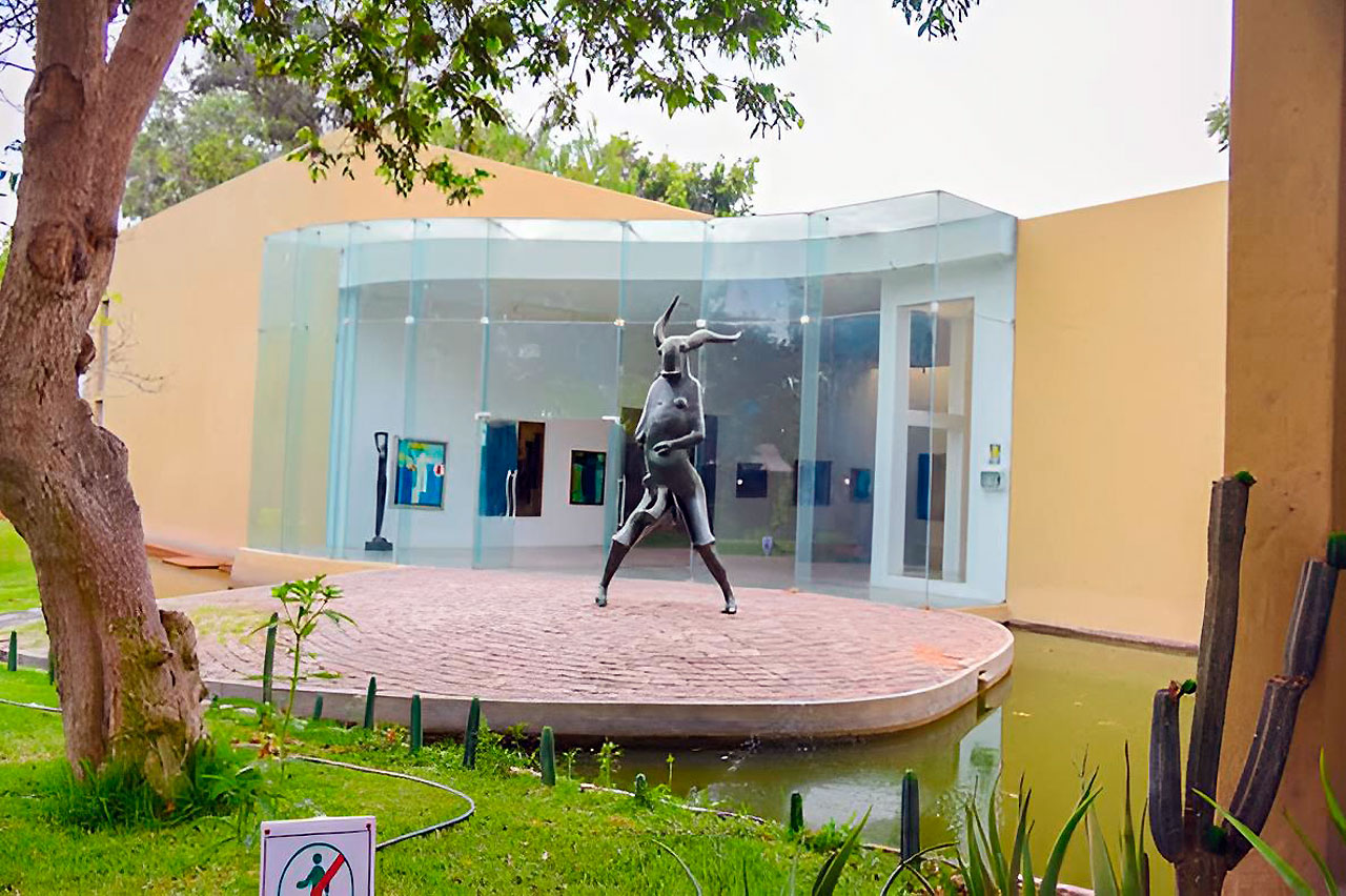Escultura El guardián en la plaza central del Museo de Arte Moderno Gerardo Chávez en Trujillo, bajo la cual reposan ahora las cenizas del maestro