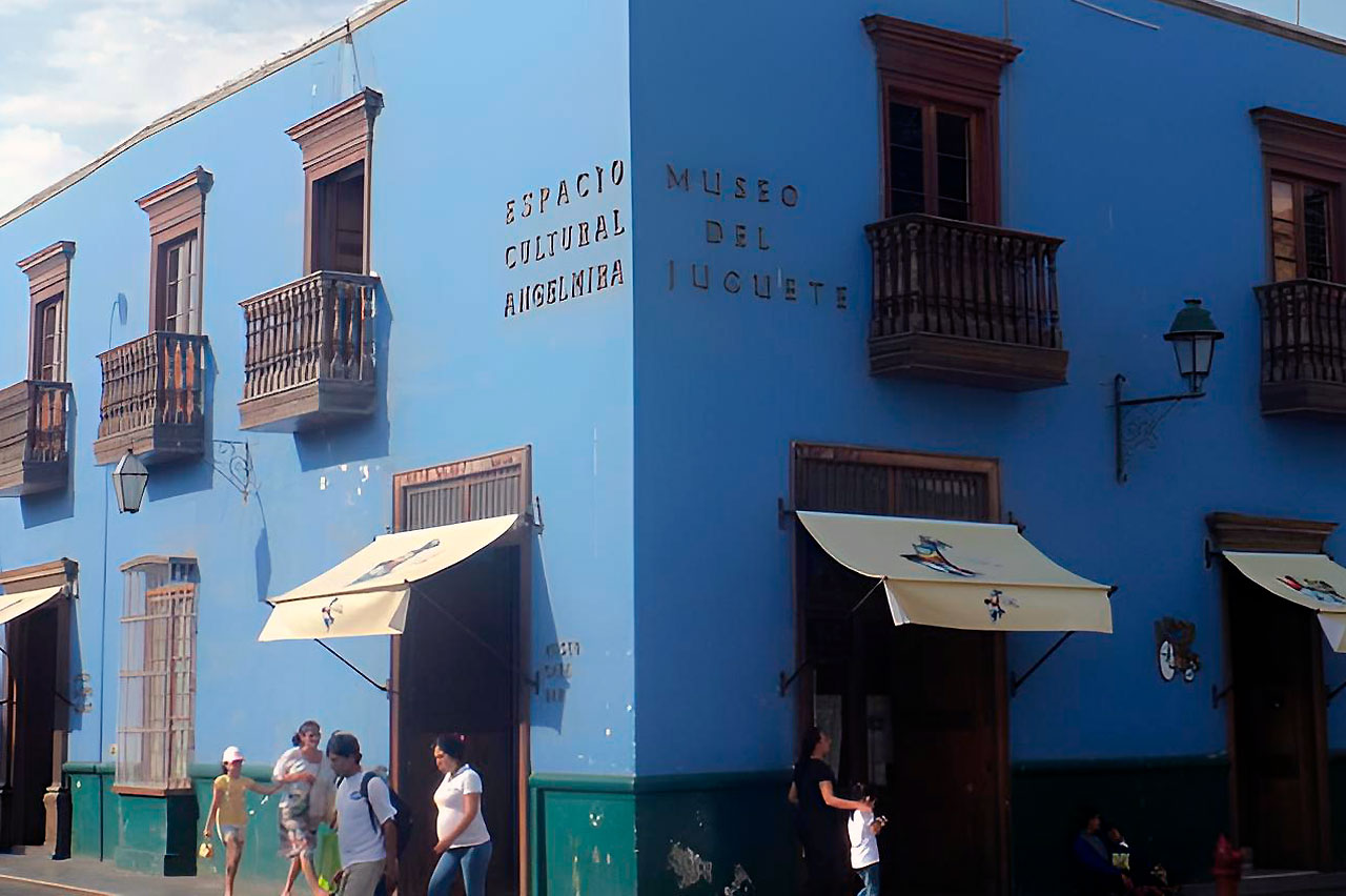Esquina del Espacio Cultural Angelmira con el Museo del Juguete y el Cafe Bar en el centro histórico de Trujillo