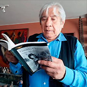 Gerardo Chávez lee de su libro Antes del olvido